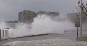 İstanbul’un lodos kıyameti! Tekneler battı, çatılar uçtu, sokakta kimse yürüyemiyor