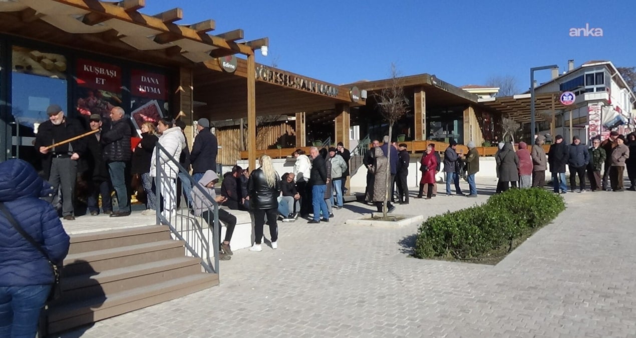 İşte vatandaşın yılbaşı günü: Ucuz eti duyan kuyruğa koştu