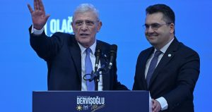 İYİ Parti’ye sürpriz transfer! Dervişoğlu rozet taktı