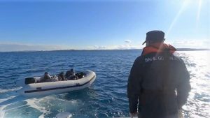 İzmir açıklarında kaçak göçmen hareketliliği: 43 kişi yakalandı