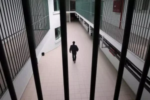 İzmir Cezaevinde Saldırı: 2 Memur Yaralandı