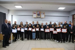 İzmir ve çevre illerde öğrenciler karne heyecanı yaşadı