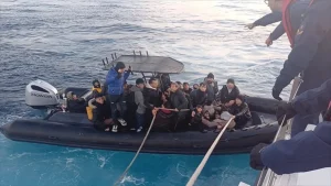 İzmir’de 56 Düzensiz Göçmen ve Şüpheli Yakalandı