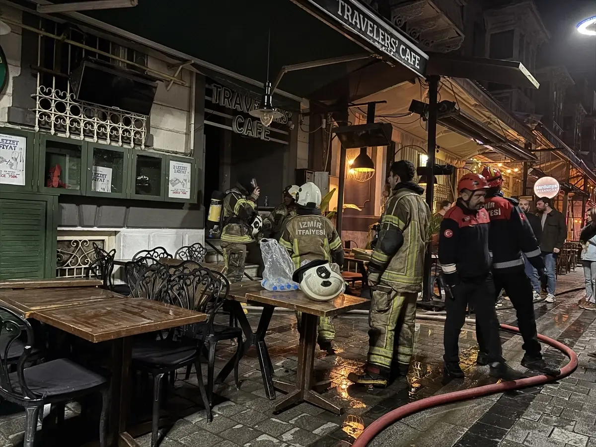 İzmir’de Kafe Çatısında Yangın: İki Yaralı