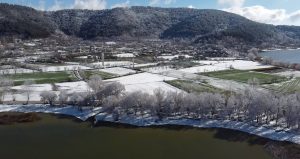 İzmir’in ilçesine kar yağdı, vatandaşlar oraya akın etti