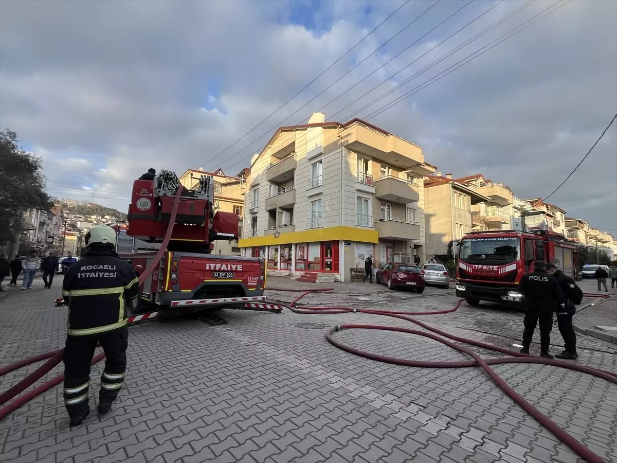 İzmit’te Dairede Yangın: 5 Kişi Dumandan Etkilendi