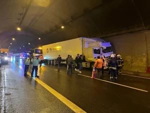 İzmit’te Otoyolda Tır-Otomobil Kazası