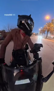 Kadın motosikletliye,