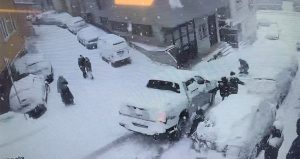 Kağıthane’de faciaya ramak kaldı! Yokuştan kayan kamyonet çocuklara çarptı