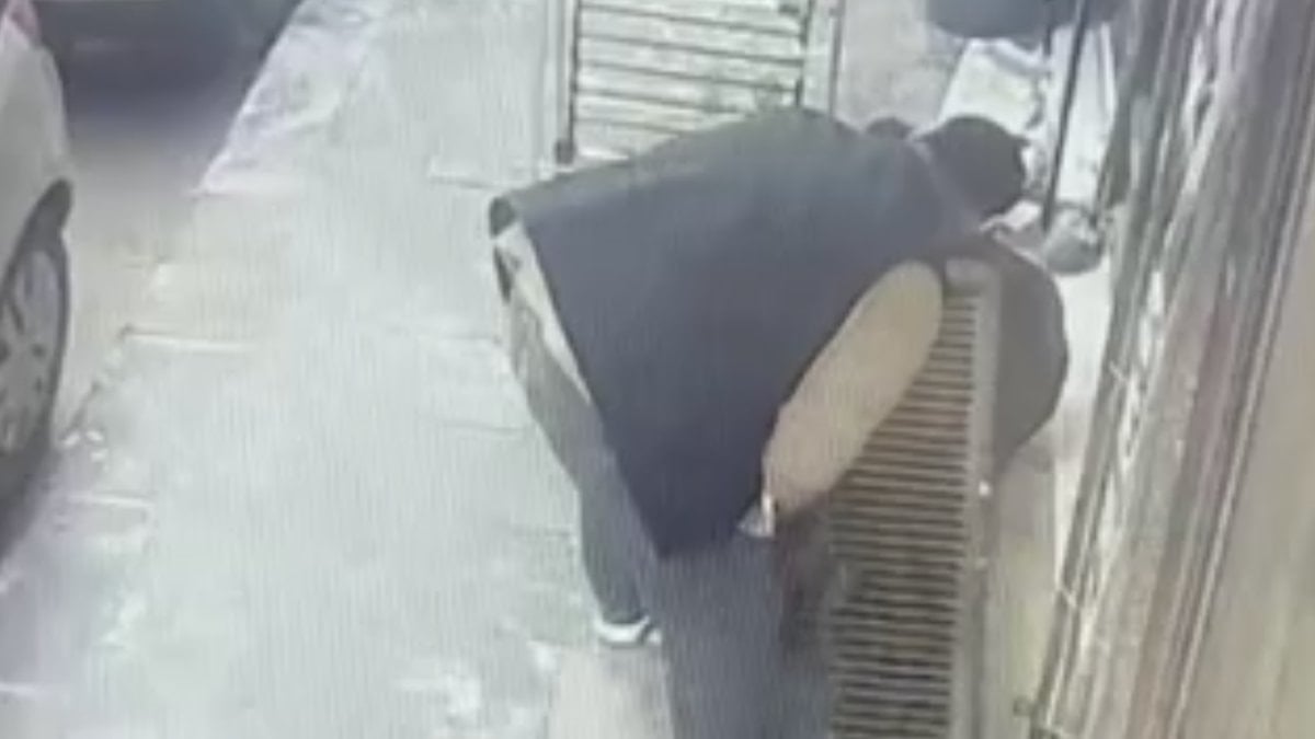 Kahramanmaraş’ta açılan mazgaldan aşağı düşen çocuk kamerada