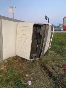 Kamyonet Şarampole Devrildi, Sürücü Ağır Yaralı