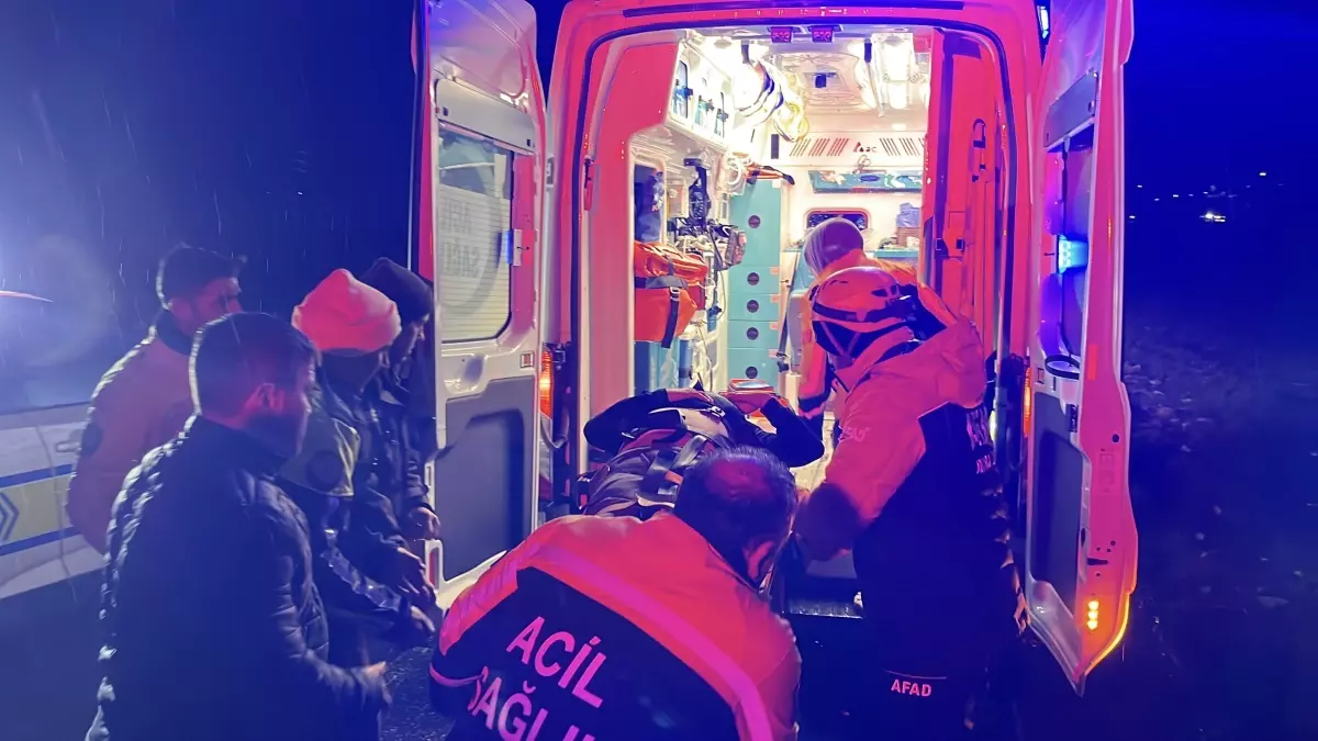 Kandıra’da Otomobil Çaya Düştü: Baba ve Oğul Hayatını Kaybetti