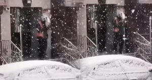 Kar altında kuryenin getirdiği sipariş olay oldu! Sosyal medyada tepki yağdı