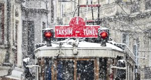 Kar coşkusu Taksim’e de uğradı! Ortaya bu manzara çıktı