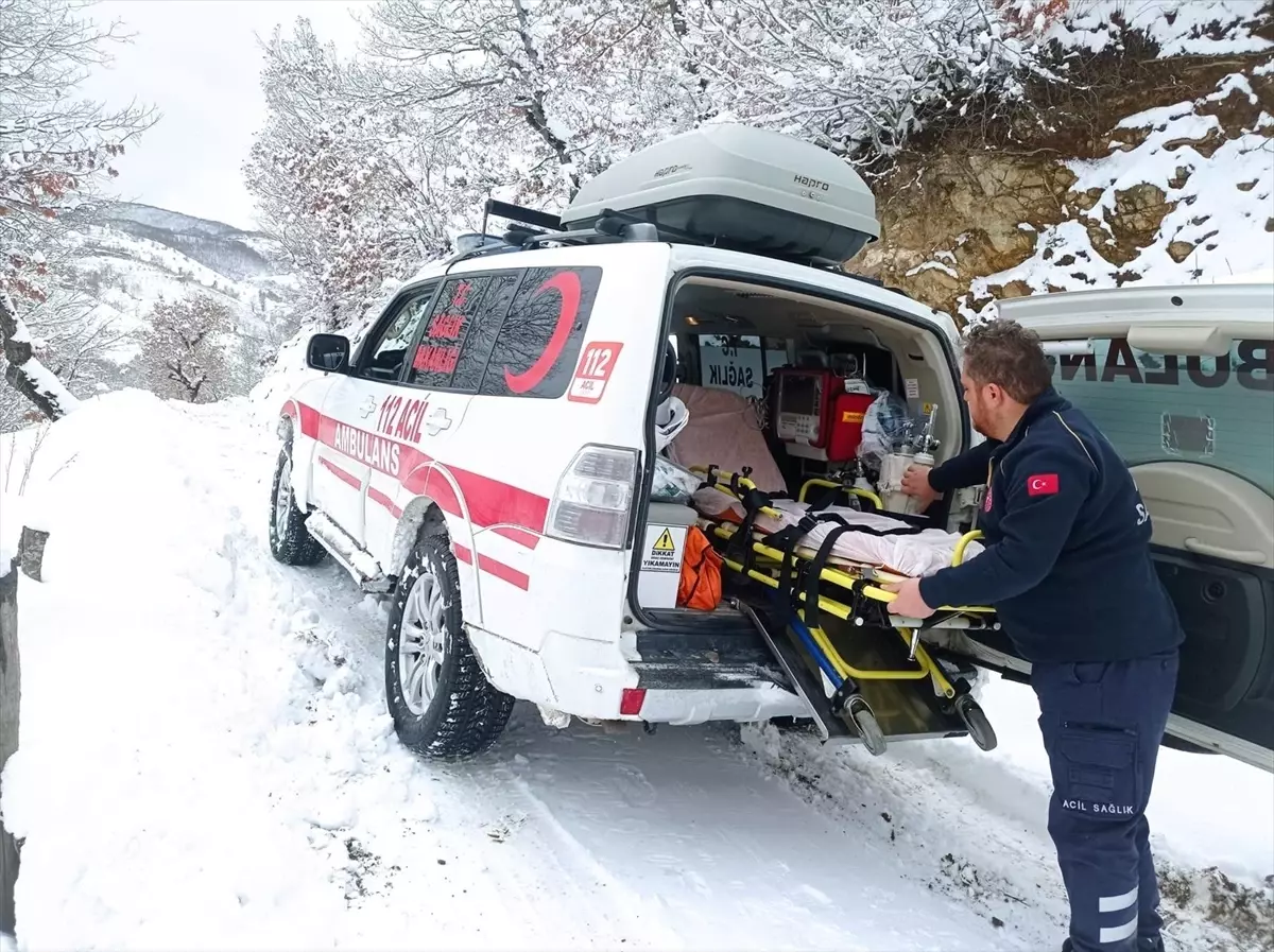 Kar Engeli Aşıldı, 90 Yaşındaki Kadın Kurtarıldı