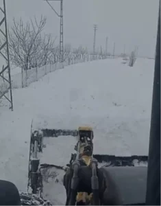 Kar nedeniyle kapanan yola ilaç ulaştırıldı