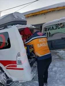 Kar nedeniyle kapanan yollar hastaları kurtardı
