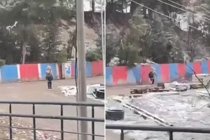 Kar yağarken İstiklal Marşı’na saygı duruşunda bulunan minik, gönülleri fethetti