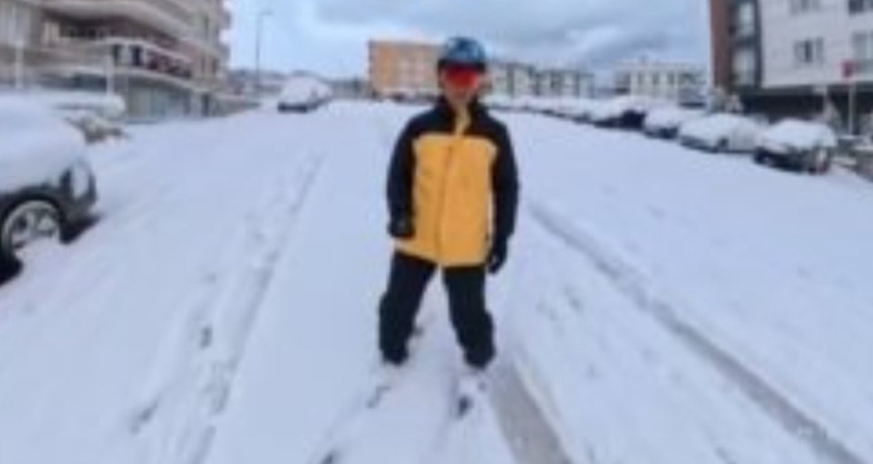 Kar yağışı durmadı o da geç kalmak istemedi: İşe kayakla gitti