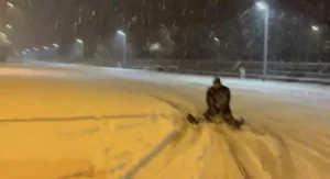 Kar Yağışında Kayak Eğlencesi