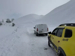 Kara Yoluna Çığ Düştü