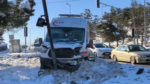 Karabük’te Ambulans Kazası: 2 Sağlık Çalışanı Yaralandı