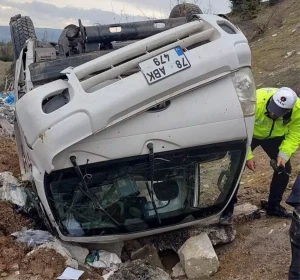 Karabük’te Kamyonet Devrildi: 2 Yaralı