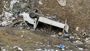 Karabük’te Kamyonet Şarampole Devrildi, İki Yaralı