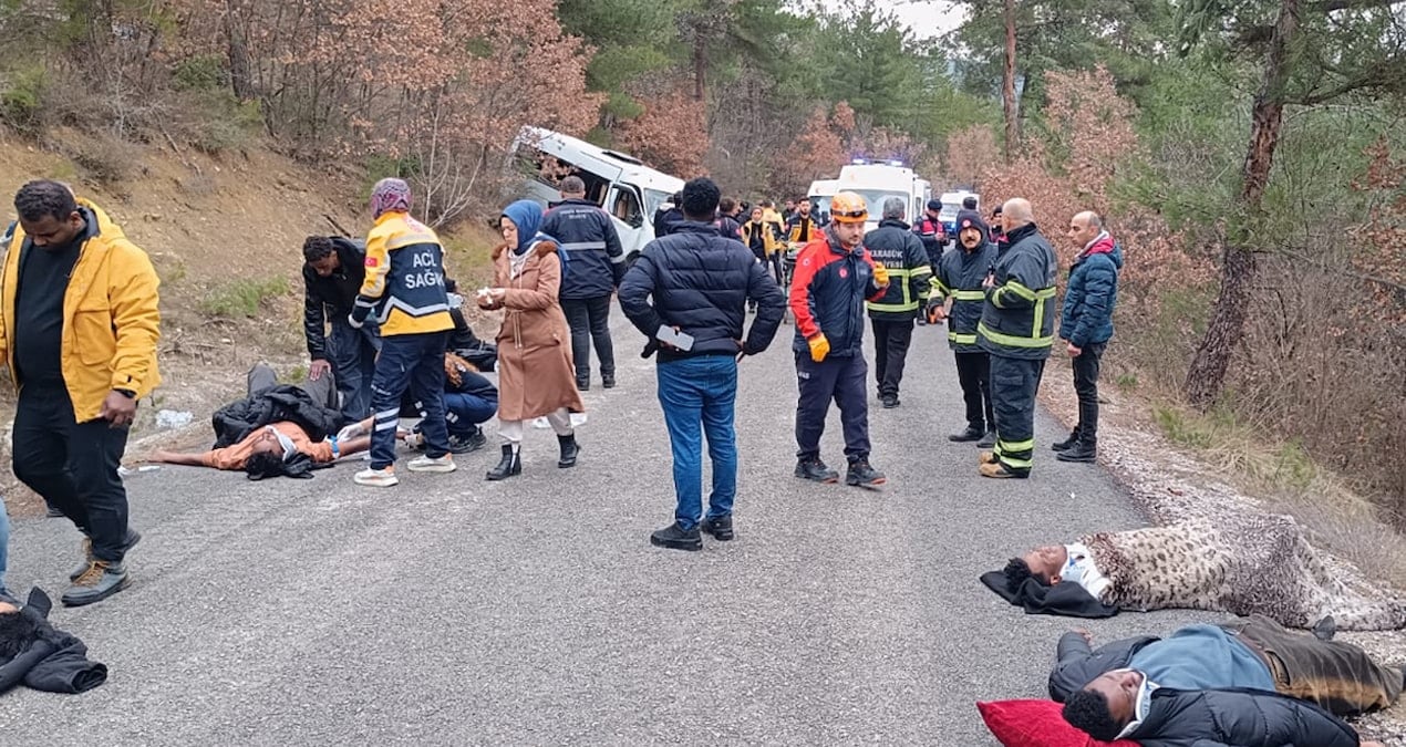 Karabük’te Senegalli öğrencileri taşıyan minibüs, alt yola uçtu: 17 yaralı