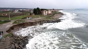 Karasu’da Kıyı Erozyonu Tahribat Yaratıyor