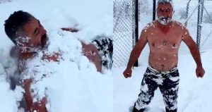 Karda soyunup kar banyosu yaptı