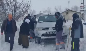 Kardan Kapalı Köyde Muhtar Hastaneye Ulaştırıldı