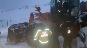 Kardan Kapalı Yolda Hamile Kadın Kurtarıldı