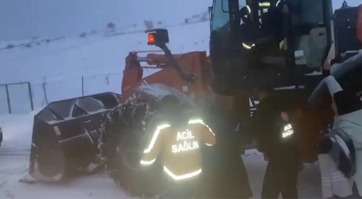 Kardan Kapalı Yolda Hamile Kadın Kurtarıldı