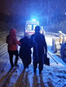 Karla Kapanan Yolda Hastaya Ulaşım