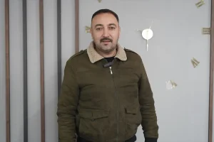 Karla Kaplı Yola Kepçeyle Misafirliğe Gittiler