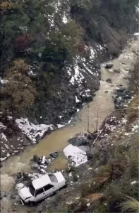 Karlı Yolda Dereye Uçan Araçtan Sürücü Kurtuldu