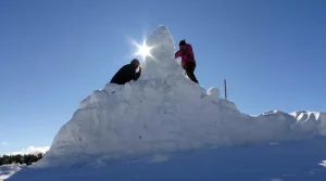 Kars’ta Sarıkamış şehitleri anısına kardan heykellerin yapımına başlandı