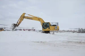 Kars’ta şehit heykellerinin yapımında kullanılacak kar taşınmaya başlandı