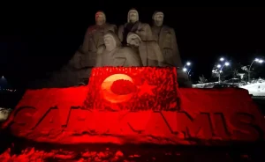 Kars’ta Şehitler Anısına Işıklı Kardan Heykeller Sergilendi