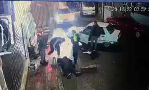 Kazadan sonra yerde yatan sürücüyü kontrol edip olay yerinden kaçtı; o anlar kamerada