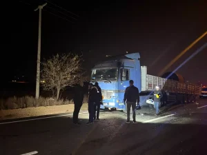 Kilis’te TIR’a çarpan otomobilde 2 yaralı