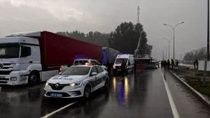 Kırıkhan’da Kamyon Tıra Çarptı: 2 Yaralı