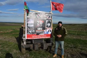 Kırklarelili çiftçi tarlasına pullukla “20 Ocak Bakü şehitlerini saygıyla anıyoruz” yazdı