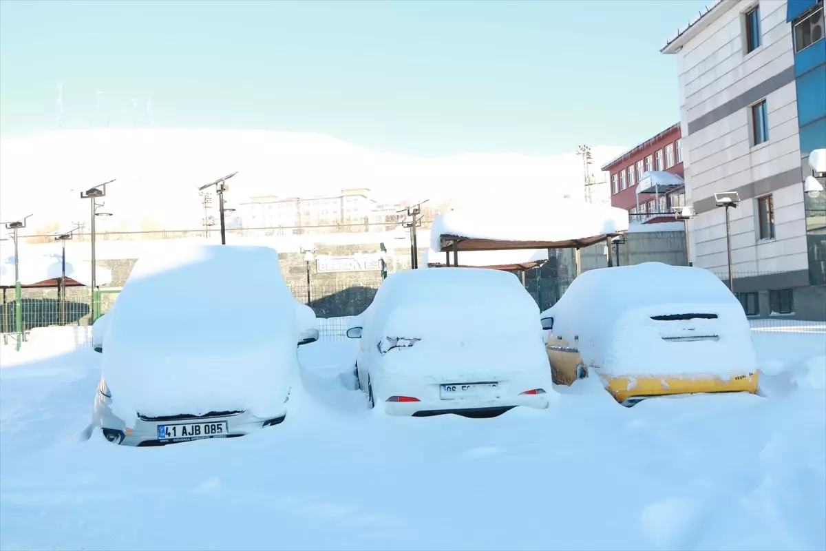 Kış koşulları yolları kapattı