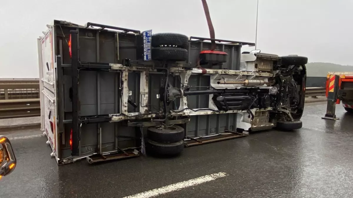 Kocaeli’de Fırtına 2 TIR ve Kamyoneti Devirdi