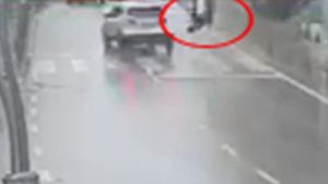 Kocaeli’de yaya geçidinde otomobilin çarptığı kadın ağır yaralandı