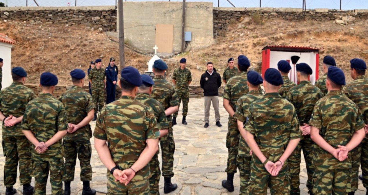 Komşuda on binlerce asker sokaklara iniyor