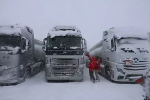 Kop Dağı Geçidi’nde Kar ve Tipi Nedeniyle Ulaşım Aksadı