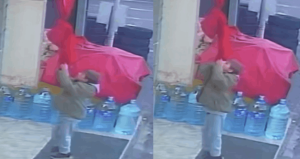 Küçük çocuk marketteki bayrağı görünce kendini tutamadı